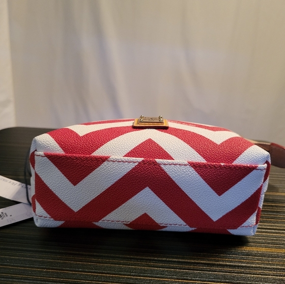 DOONEY & BOURKE RED & WHITE CHEVRON PATTERN COSMETIC BAG OR SMALL CLUTCH NWT - Picture 4 of 9